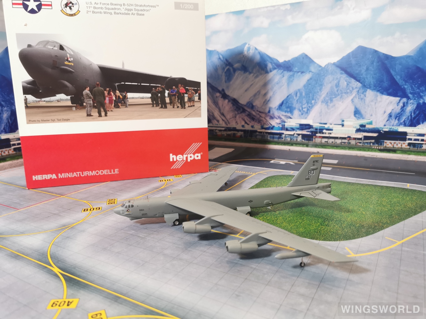 Herpa 1:200 570916 USAF 美国空军 Boeing B-52 60-0011