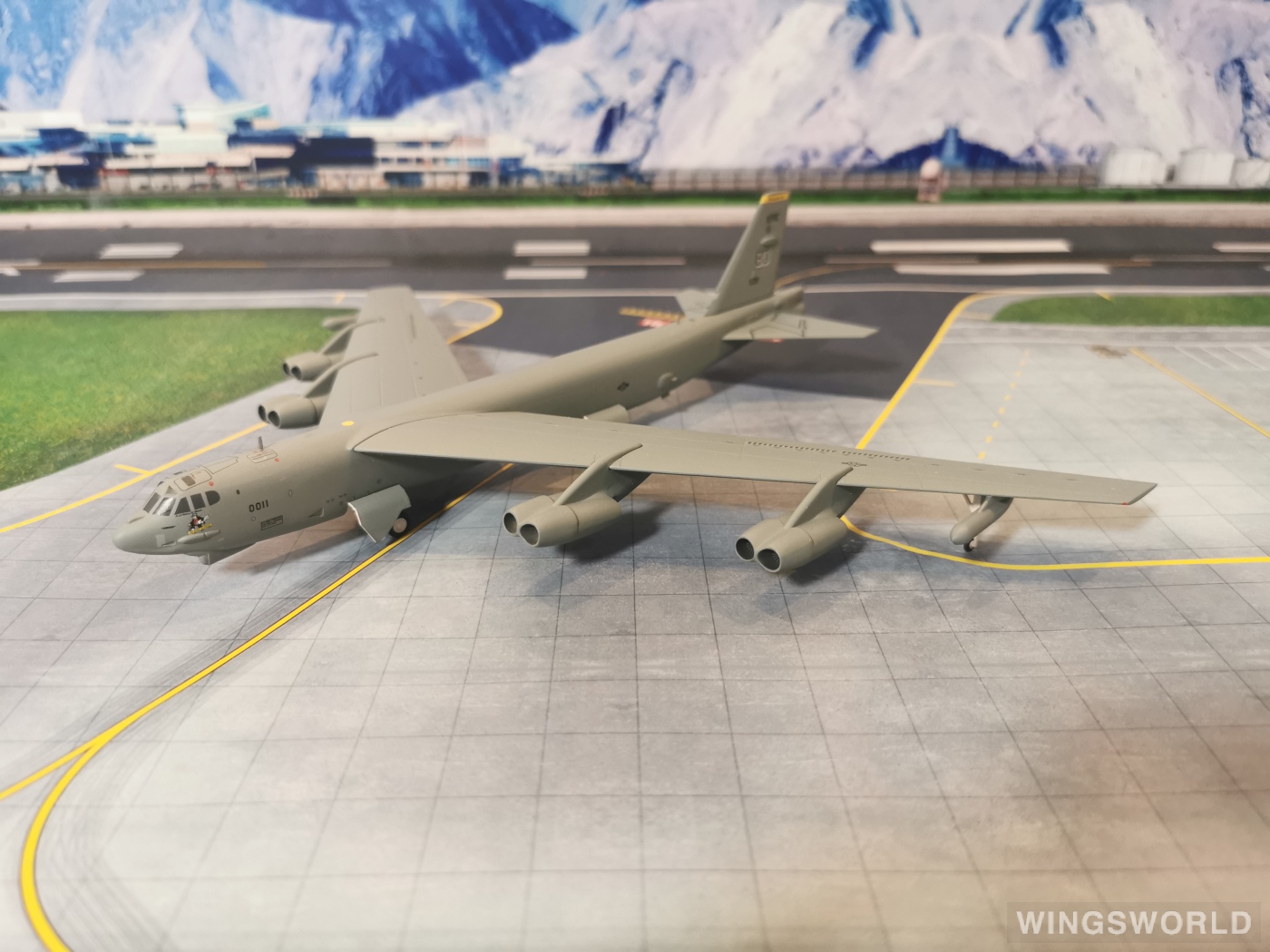 Herpa 1:200 570916 USAF 美国空军 Boeing B-52 60-0011