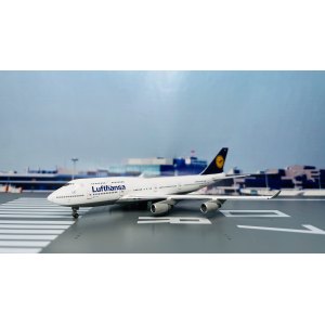 Lufthansa 汉莎航空 Boeing 747-400 D-ABVR 1990s colors. With rolling gears. GJDLH1212 Geminijets 1:400