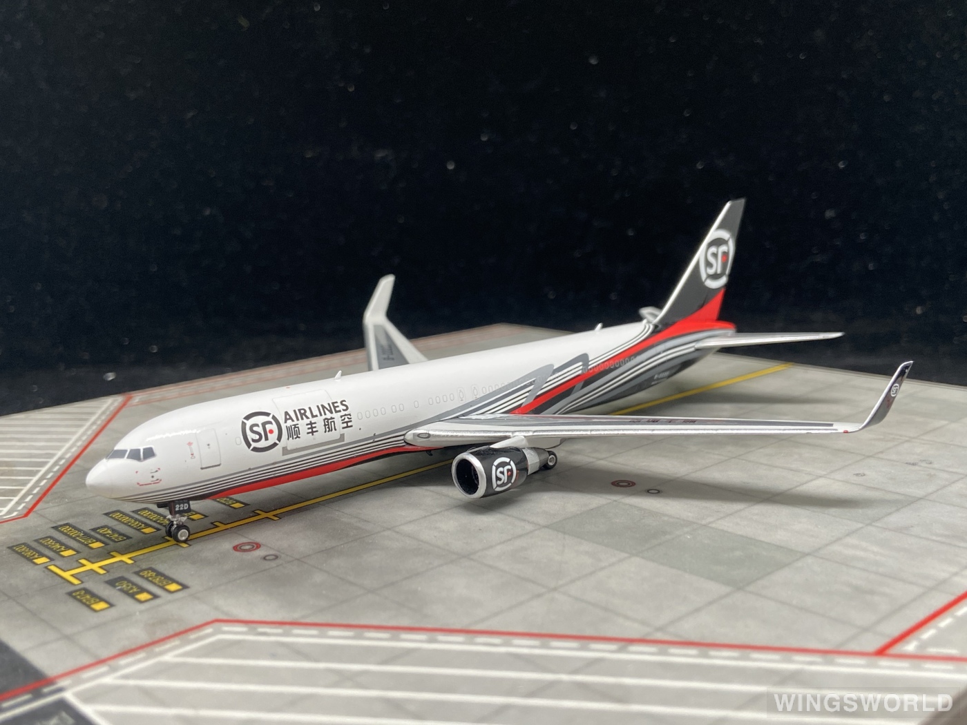 Phoenix 1:400 PH04532 SF Airlines 顺丰航空 Boeing 767-300ER B-222D