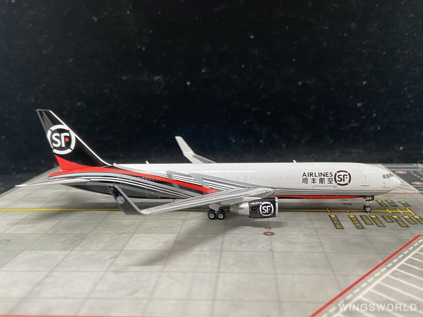 Phoenix 1:400 PH04532 SF Airlines 顺丰航空 Boeing 767-300ER B-222D