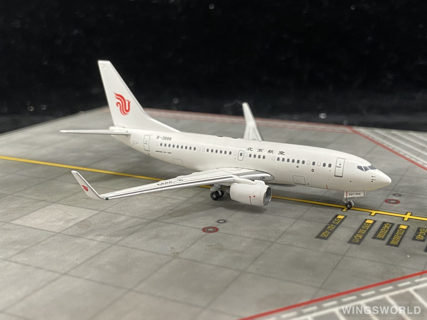 Pandamodel 1:400 PM-B3999 Beijing Airline 北京航空 Boeing 737-700 B-3999