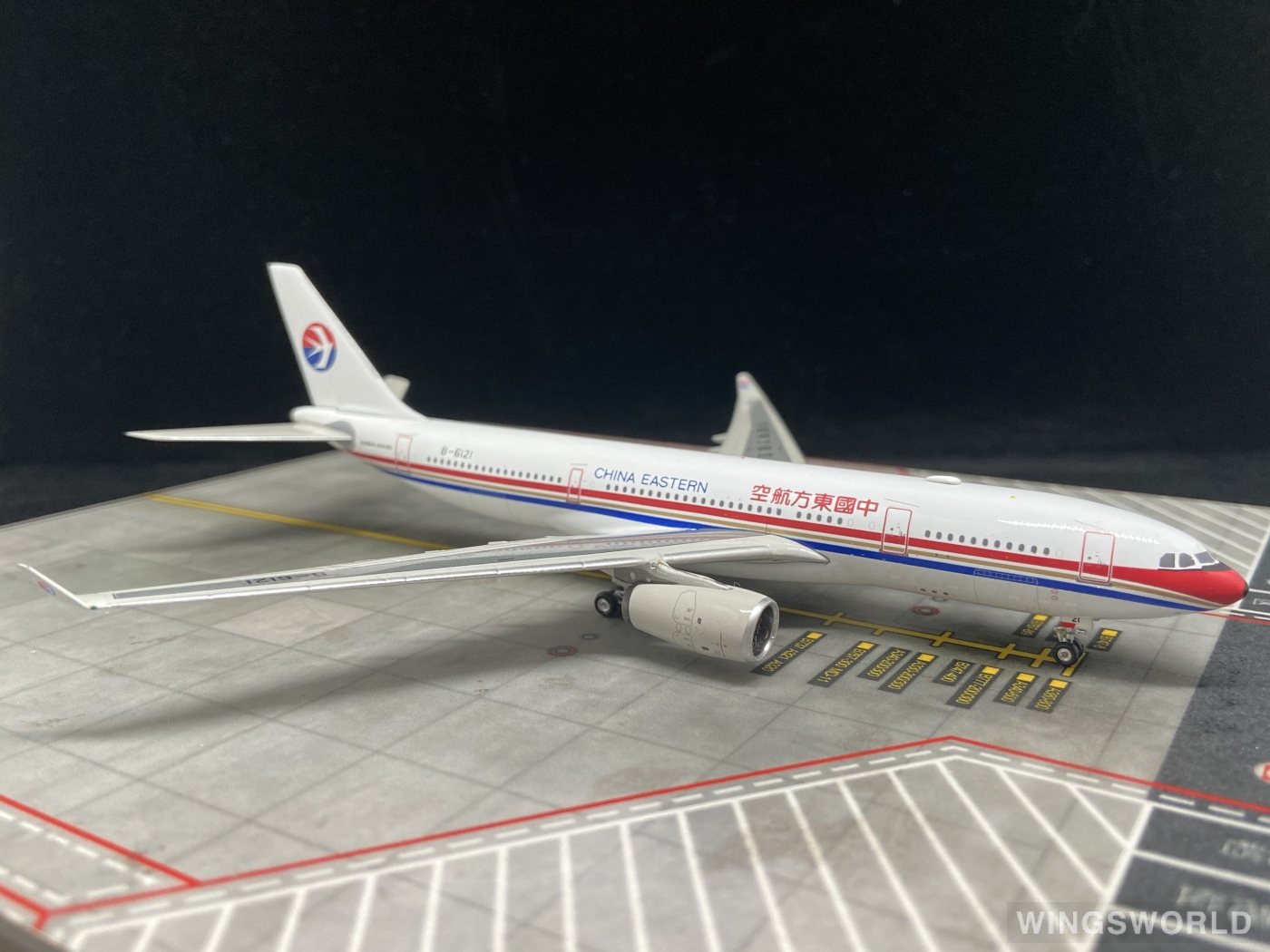 Phoenix 1:400 PH10480 China Eastern 中国东方航空 Airbus A330-200 B-6121