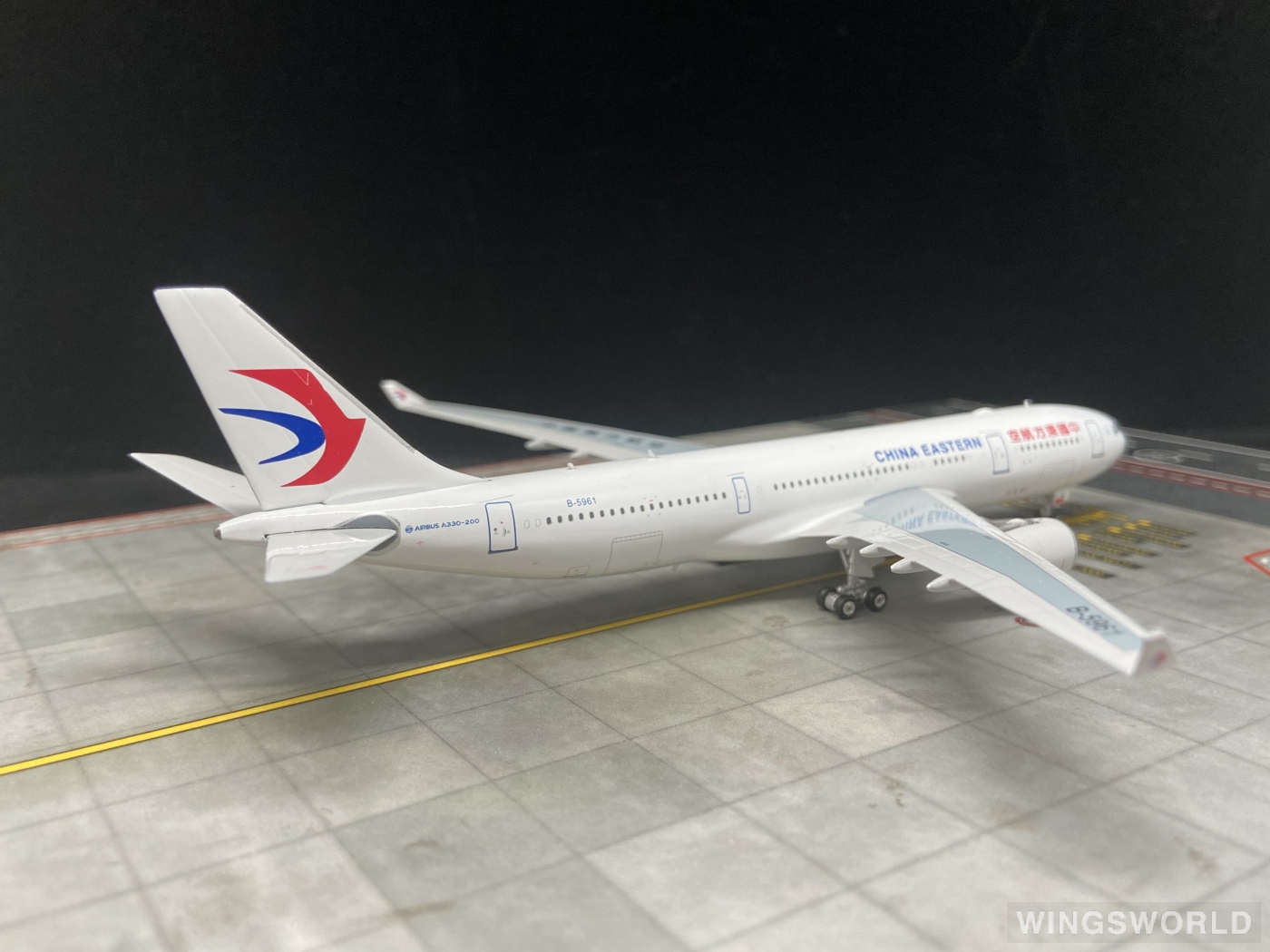 Phoenix 1:400 PH11032 China Eastern 中国东方航空 Airbus A330-200 B-5961