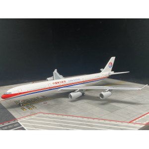 China Eastern 中国东方航空 Airbus A340-300 B-2384 1990s colors. With rolling gears. AC4B2384 AeroClassics 1:400
