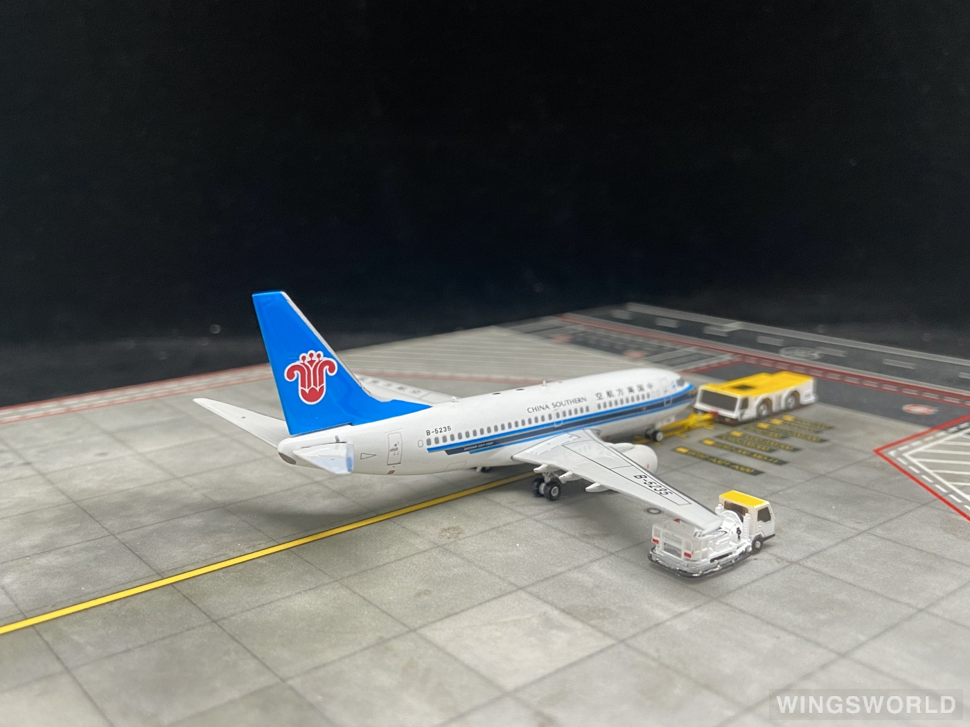 Phoenix 1:400 PH11130 China Southern 中国南方航空 Boeing 737-700 B-5235