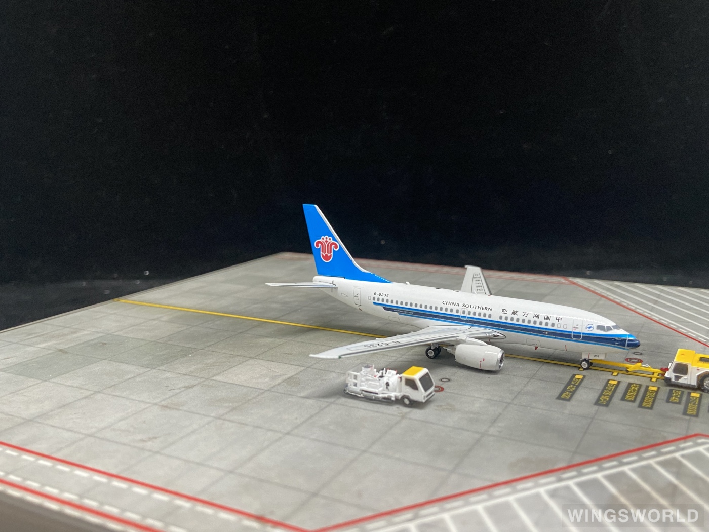 Phoenix 1:400 PH11130 China Southern 中国南方航空 Boeing 737-700 B-5235