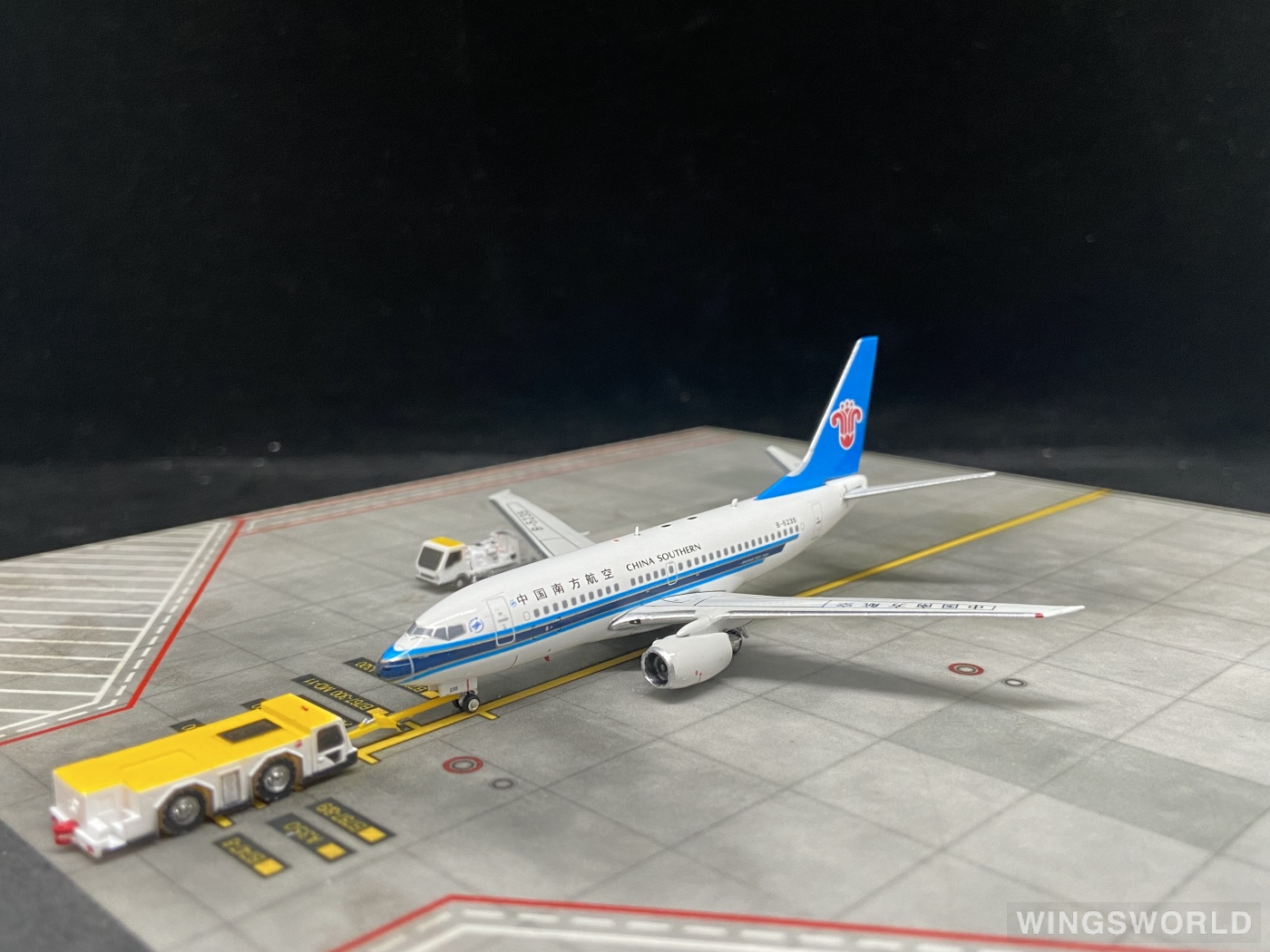 Phoenix 1:400 PH11130 China Southern 中国南方航空 Boeing 737-700 B-5235