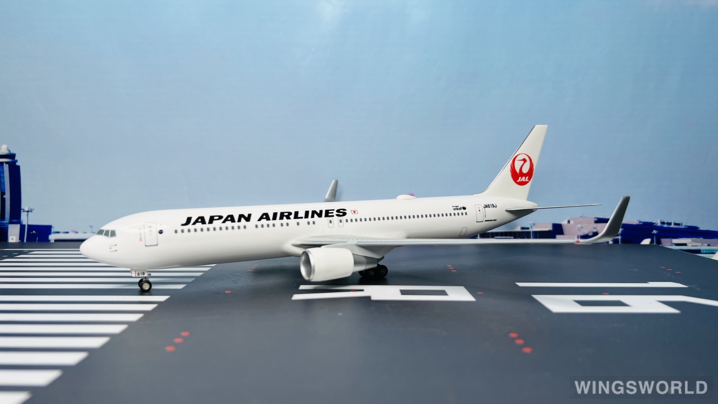 【JAL B767-300ER JA619J 1/200】 1/200 Japan Airlines Boeing 767-300ER Plastic Model