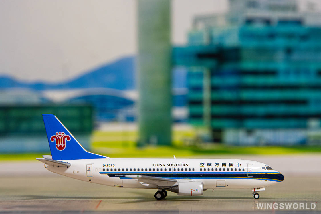 Creating Dreams Wings 1:400 CW4238001 China Southern 中国南方航空 Boeing 737-300 B-2525