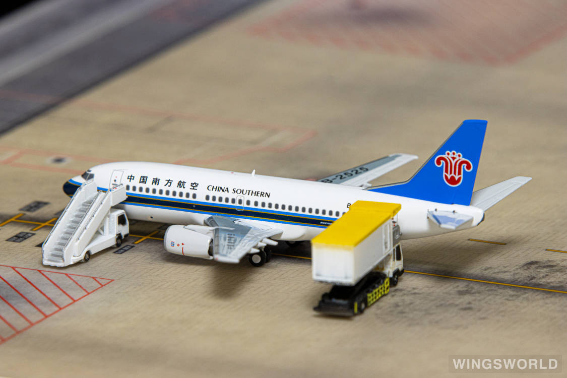 Creating Dreams Wings 1:400 CW4238001 China Southern 中国南方航空 Boeing 737-300 B-2525