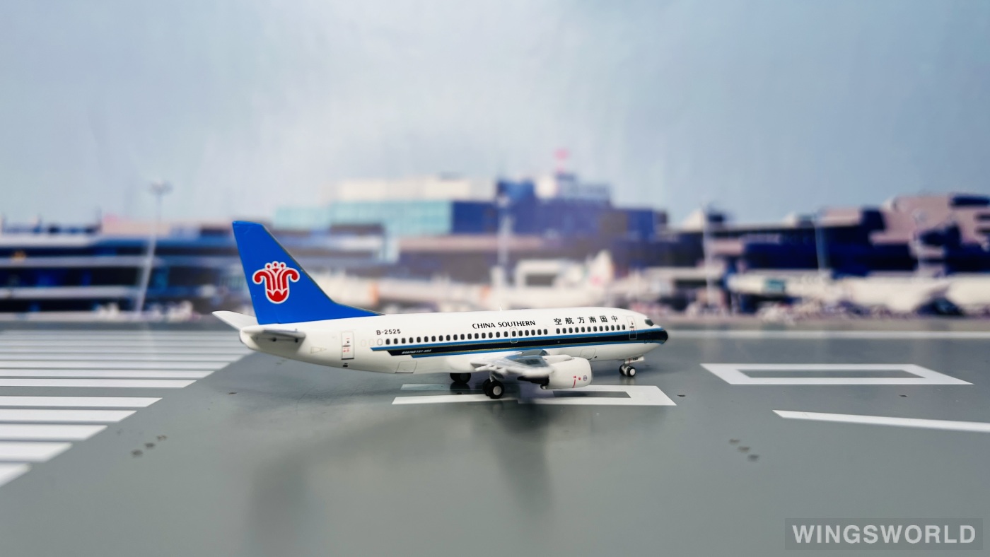 Creating Dreams Wings 1:400 CW4238001 China Southern 中国南方航空 Boeing 737-300 B-2525