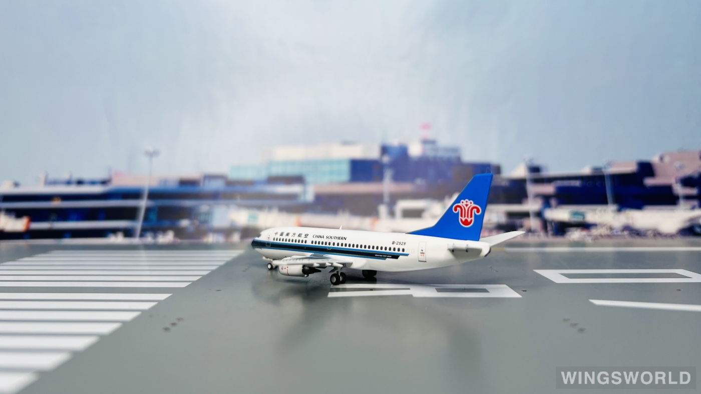 Creating Dreams Wings 1:400 CW4238001 China Southern 中国南方航空 Boeing 737-300 B-2525