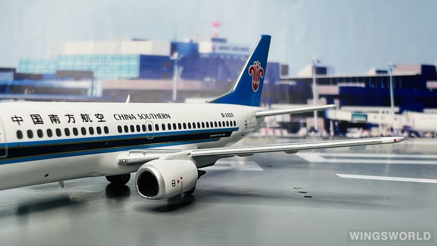 Creating Dreams Wings 1:400 CW4238001 China Southern 中国南方航空 Boeing 737-300 B-2525