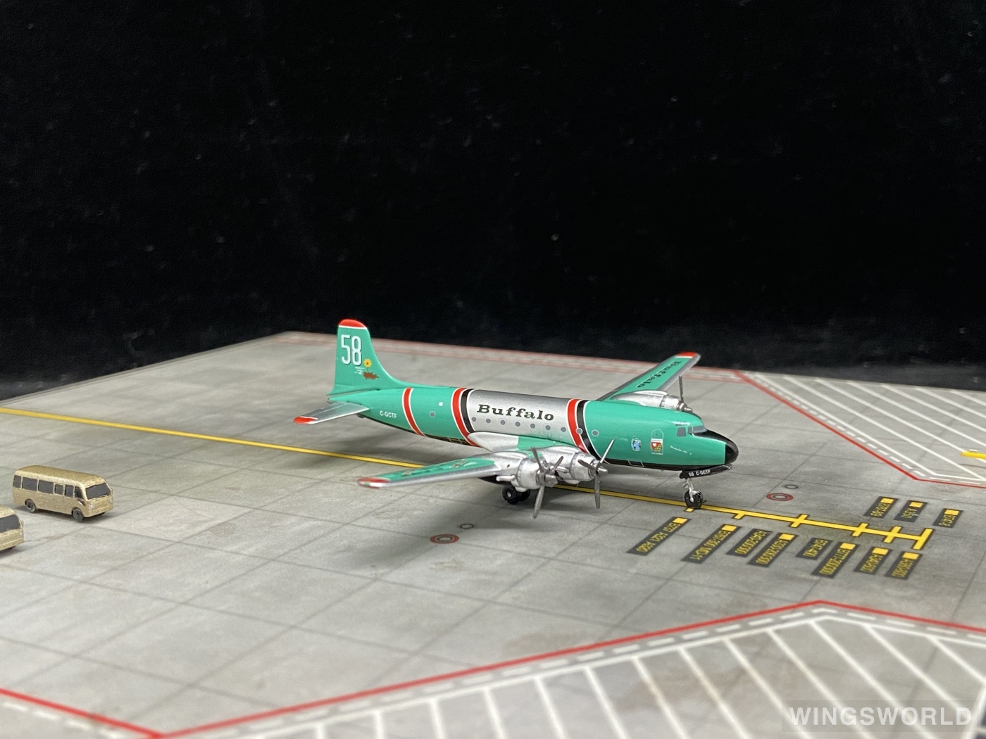 AeroClassics 1:400 AC411281 Buffalo Airways 水牛航空 Douglas DC-4 C-GCTF