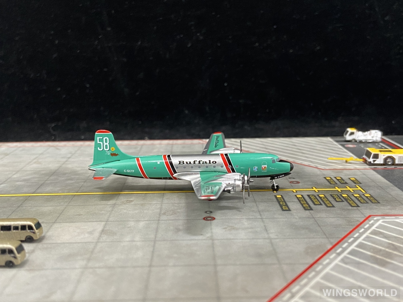 AeroClassics 1:400 AC411281 Buffalo Airways 水牛航空 Douglas DC-4 C-GCTF
