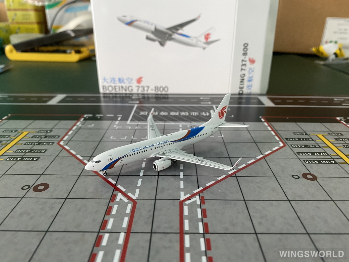 YU MODEL 1:400 YU78001 Dalian Airlines 大连航空 Boeing 737-800 B-1218