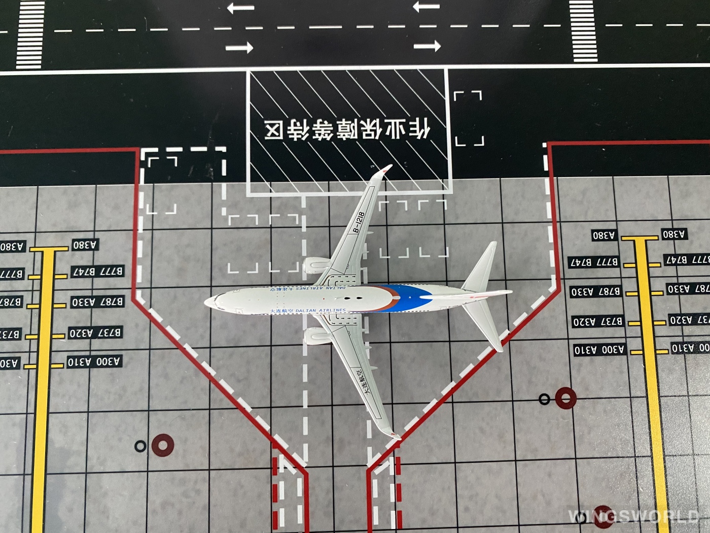 YU MODEL 1:400 YU78001 Dalian Airlines 大连航空 Boeing 737-800 B-1218
