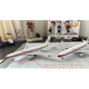 China Eastern 中国东方航空 Airbus A330-200 B-5920 1990s colors. With rolling gears. DB20134002 AeroClassics 1:400