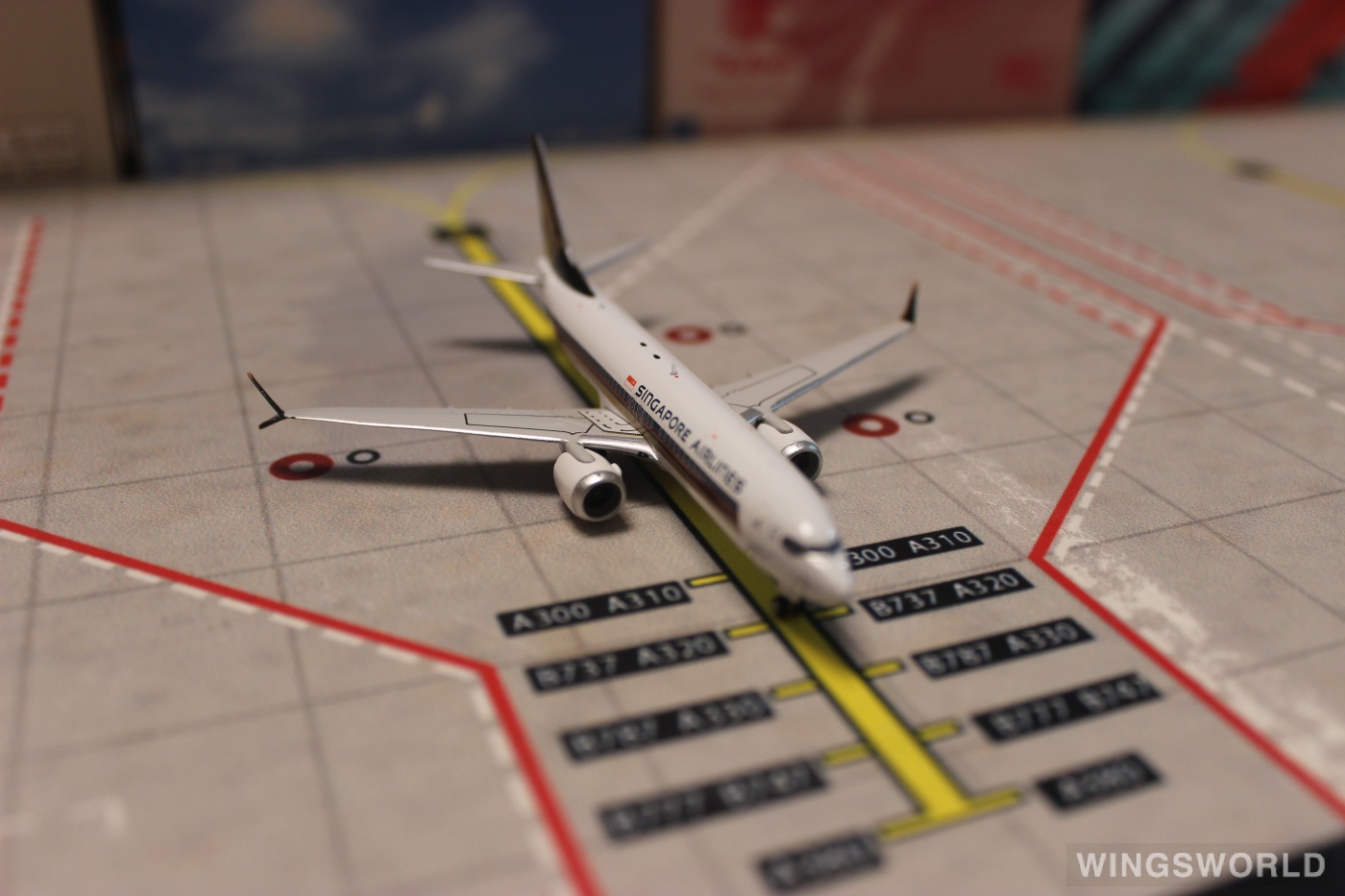 Phoenix 1:400 PH04315 Singapore Airlines 新加坡航空 Boeing 737 MAX 8 9V-MBN