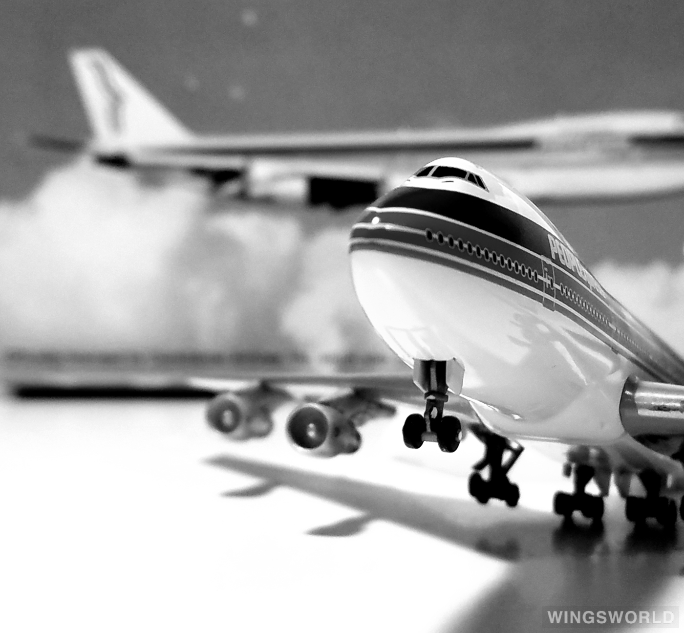 Dragon Models 1:400 55135 People Express Airlines Boeing 747-200 N605PE