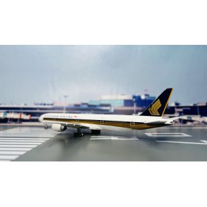 Singapore Airlines 新加坡航空 Boeing 777-300ER 9V-SWT 2008s colors. With rolling gears. PH10578 Phoenix 1:400