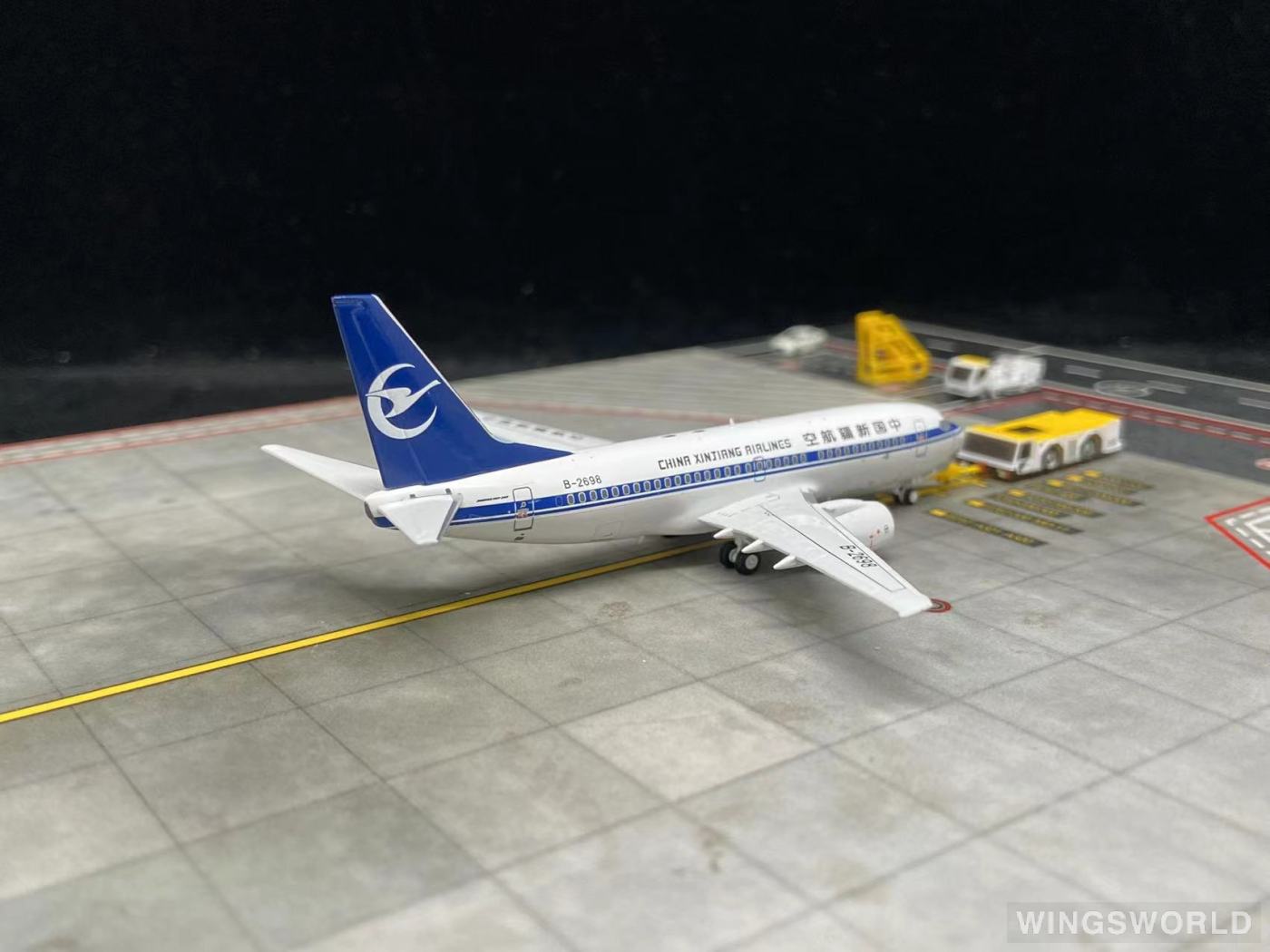 C Model 1:400 C0021 China Xinjiang Airlines 中国新疆航空 Boeing 737-700 B-2698