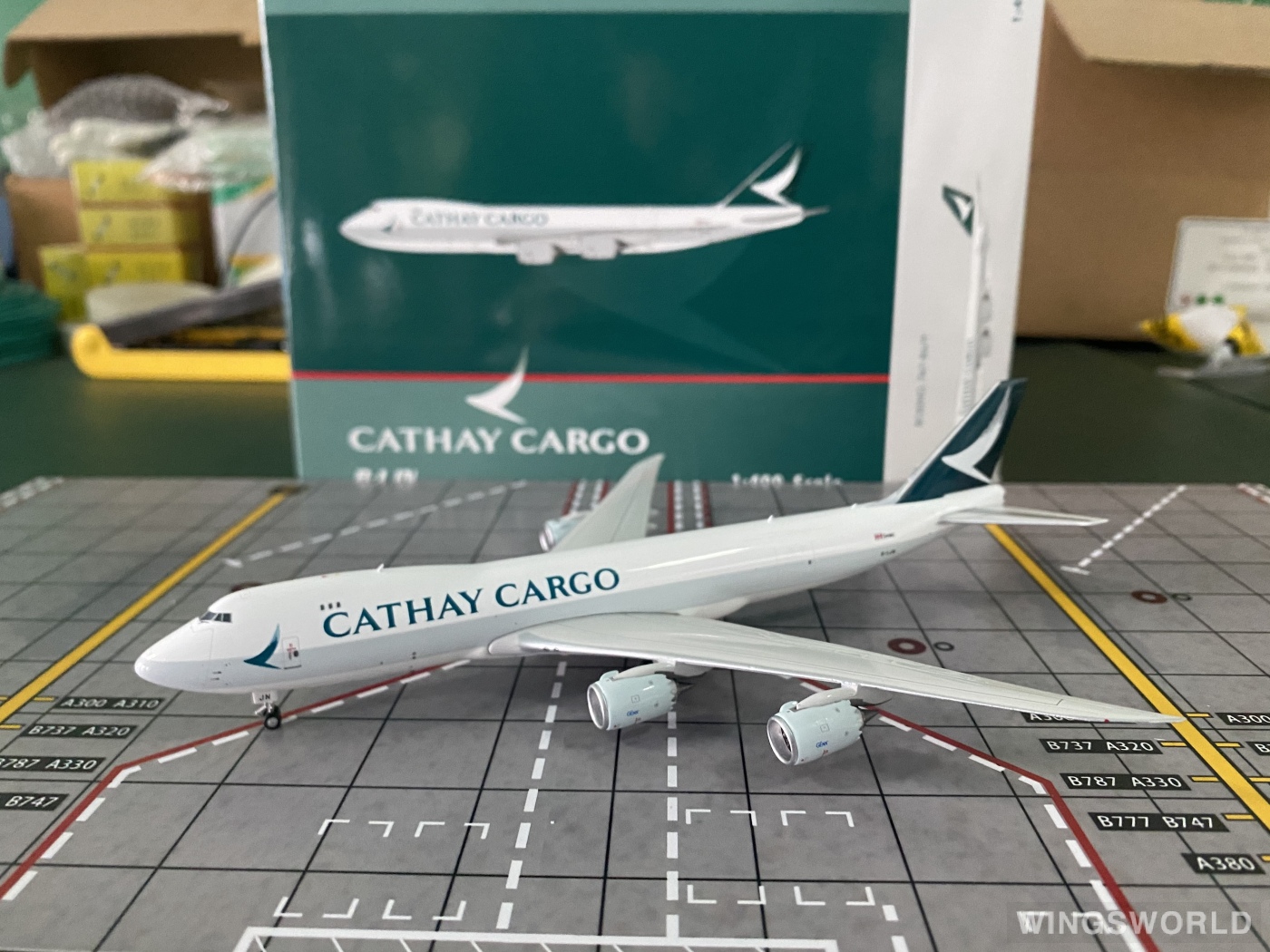 Phoenix 1:400 PH04575 Cathay Pacific 国泰航空 Boeing 747-8F B-LJN