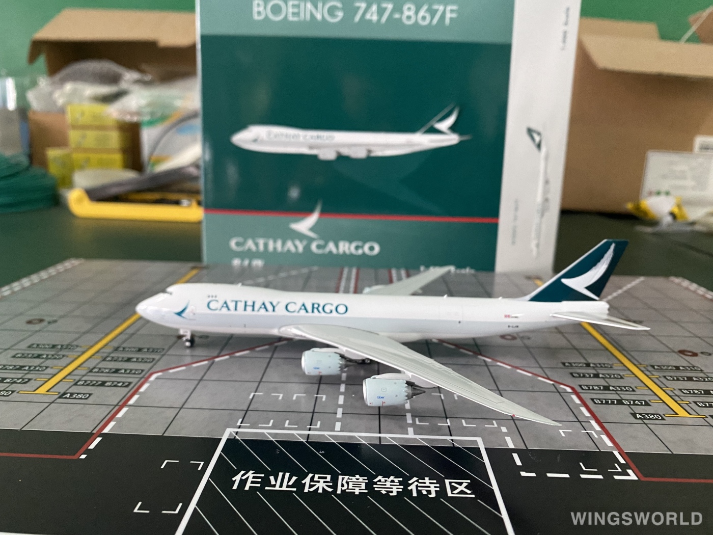 Phoenix 1:400 PH04575 Cathay Pacific 国泰航空 Boeing 747-8F B-LJN