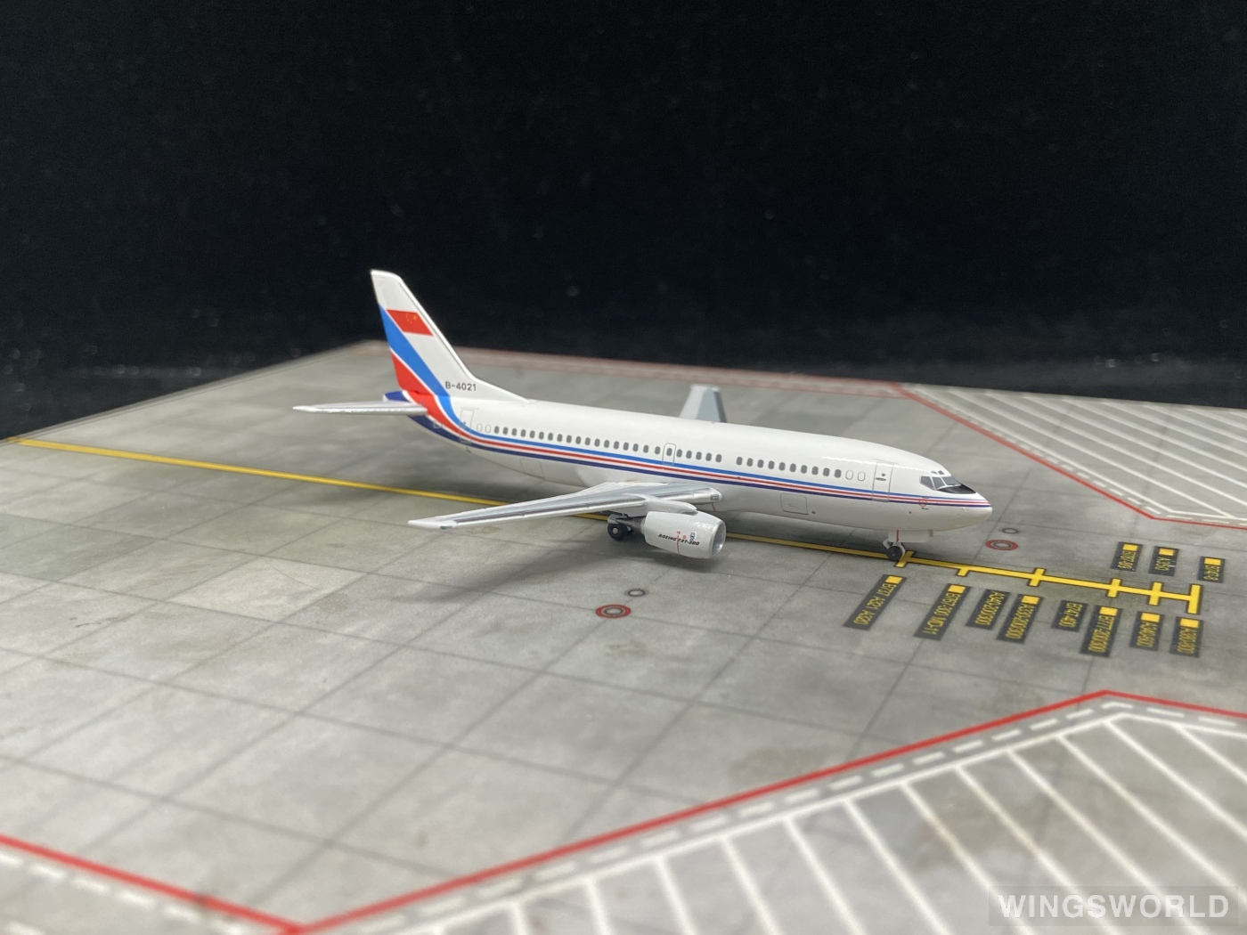 AeroClassics 1:400 ACB4021 PLAAF 中国空军 Boeing 737-300 B-4021