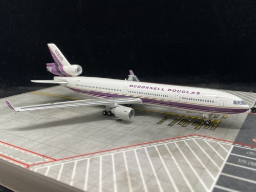LH4076 McDonnell Douglas MD-11 N211MD 原厂涂装JC Wings 1:400