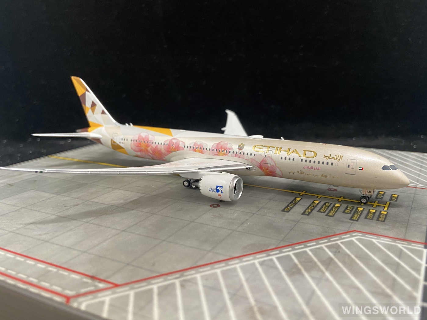 Phoenix 1:400 PH04313 Etihad Airways 阿提哈德航空 Boeing 787-9 A6-BLK