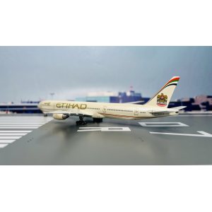 Etihad Airways 阿提哈德航空 Boeing 777-300ER A6-ETB 2004s colors. With rolling gears. PH10249 Phoenix 1:400