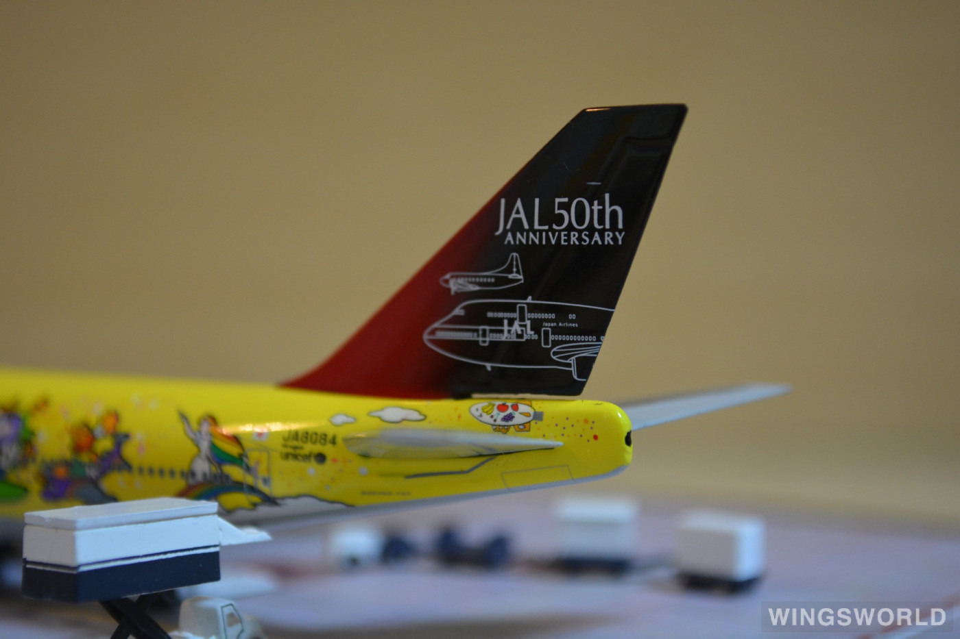 Phoenix 1:400 PH04013 Japan Airlines 日本航空 Boeing 747-400 JA8084