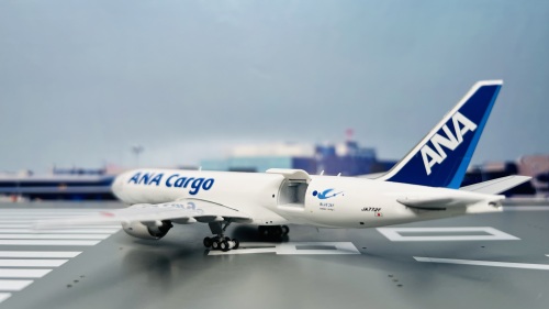 ANA 全日空 BOEING 777-200ER 1/400 Amazon.com: QIYUMOKE Boeing 777 ANA Airlines 1/400 Diecast