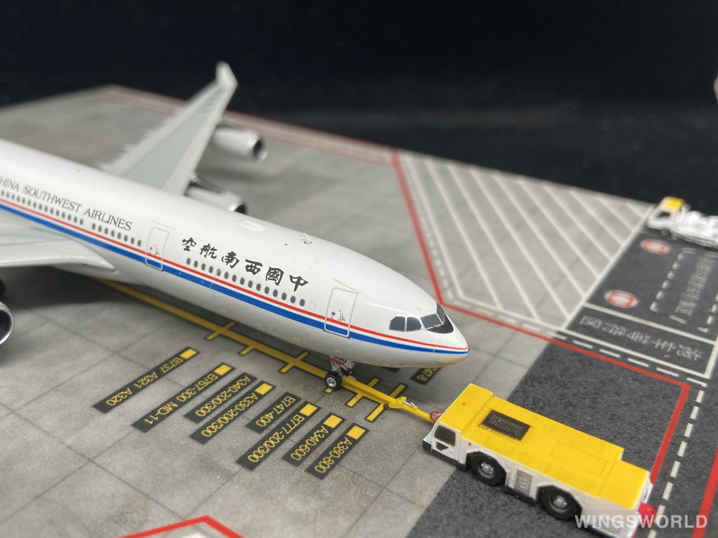 Phoenix 1:400 PH10941 China Southwest Airlines 中国西南航空 Airbus A340-300 B-2390