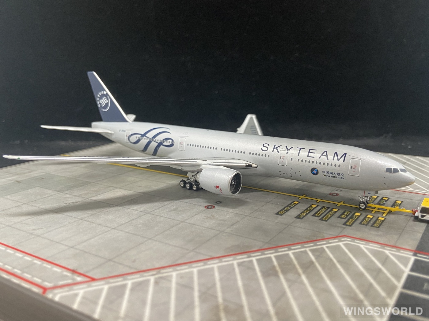 Phoenix 1:400 PH10333 China Southern 中国南方航空 Boeing 777-200 B-2056
