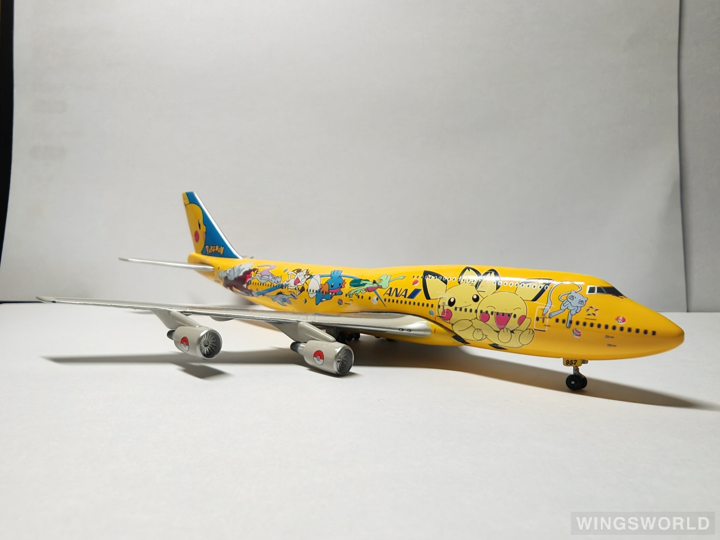 Phoenix 1:400 PH4JA8957 ANA 全日空 Boeing 747-400 JA8957