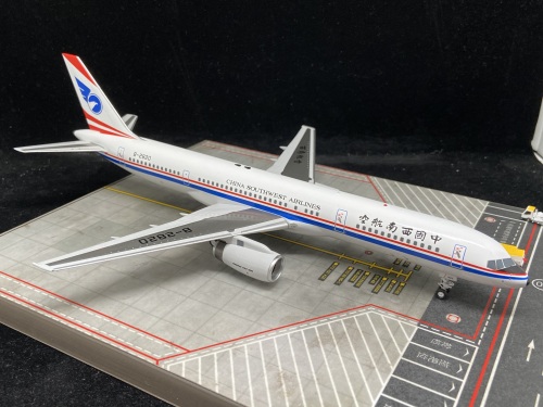 Aviation200 1:200 Boeing 737-800 Shanghai Airlines 上海航空AV2025