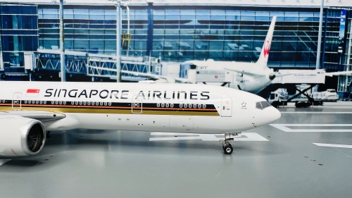 Singapore Airlines 新加坡航空 Boeing 777-300ER 9V-SNA 2008s colors. With rolling gears. PH11230 Phoenix 1:400