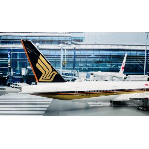 Singapore Airlines 新加坡航空 Boeing 777-300ER 9V-SNA 2008s colors. With rolling gears. PH11230 Phoenix 1:400