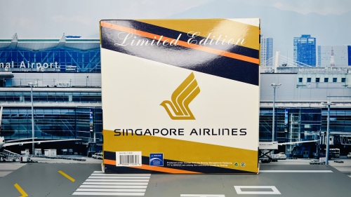 Singapore Airlines 新加坡航空 Boeing 777-300ER 9V-SNA 2008s colors. With rolling gears. PH11230 Phoenix 1:400