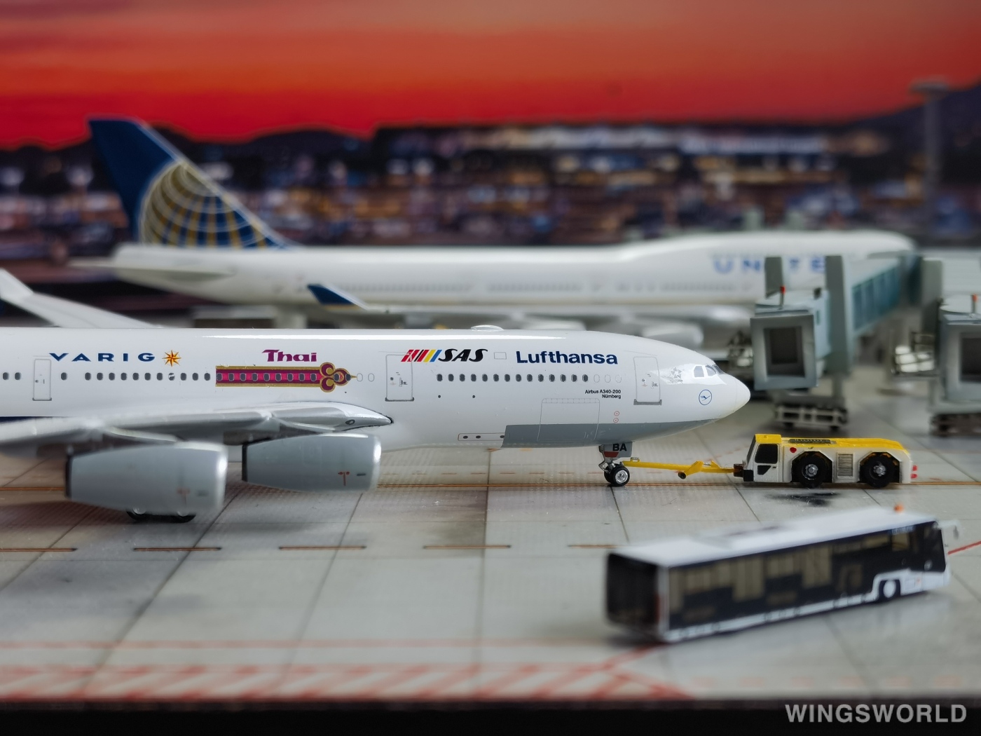 Phoenix 1:400 PH04009 Lufthansa 汉莎航空 Airbus A340-200 D-AIBA