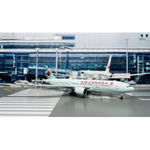 Air Canada 加拿大航空 Boeing 777-200 C-FIUA 2004s colors. With rolling gears. PH10311 Phoenix 1:400