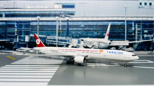 Turkish Airlines 土耳其航空 Boeing 777-300ER TC-JJC 曼联彩绘 PH10446A Phoenix 1:400