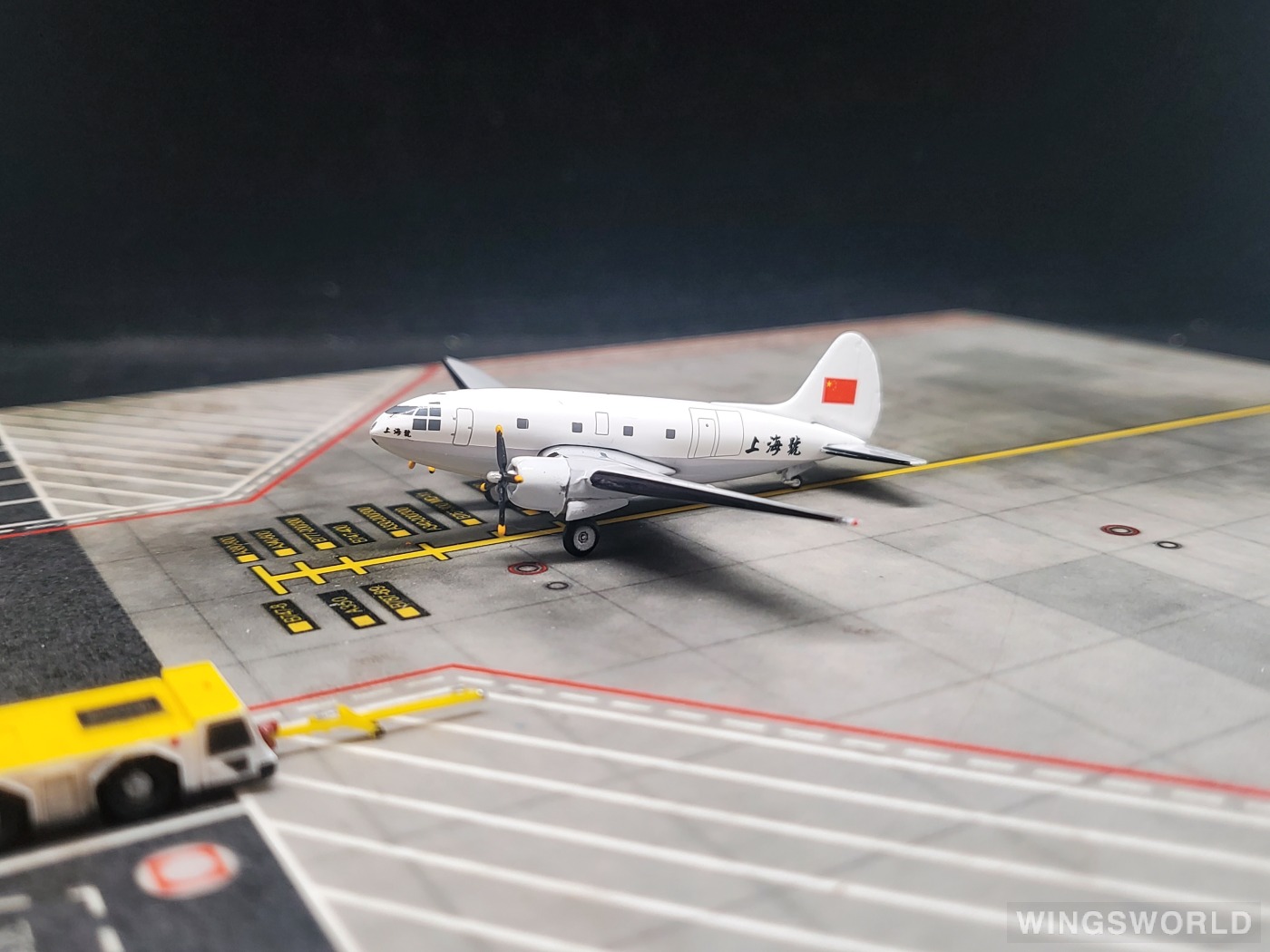 YU MODEL 1:400 YU47001 CAAC 中国民航 Curtiss C-46 Commando 202