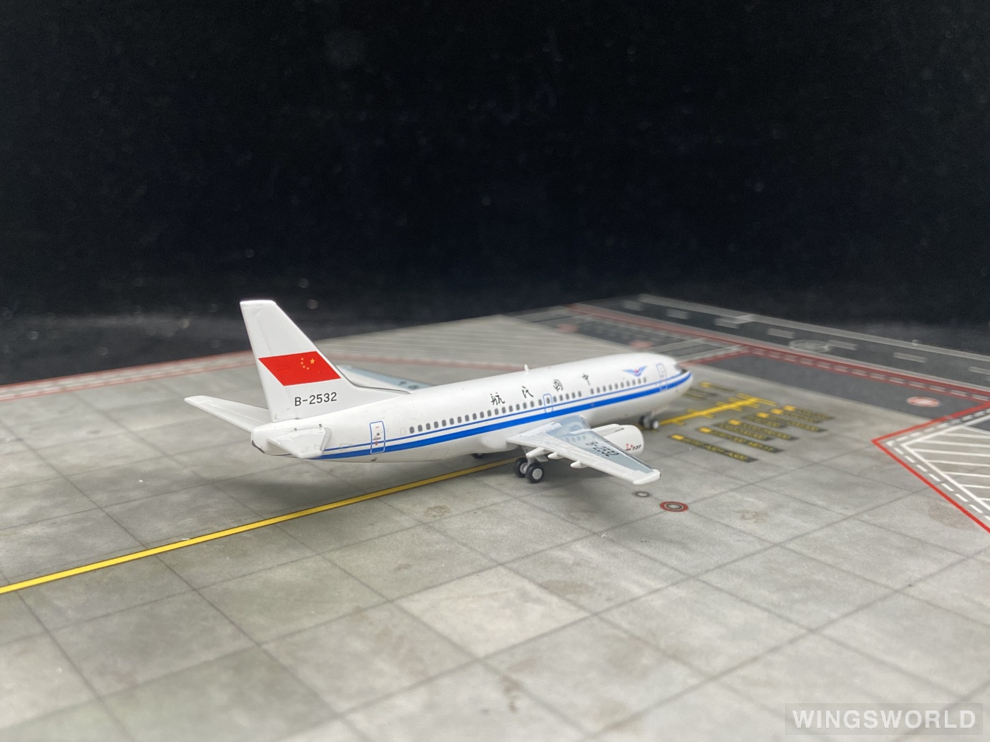 C Model 1:400 C0031 CAAC 中国民航 Boeing 737-300 B-2532