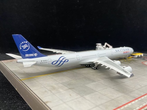 中国東方航空 A340-300 旧塗装｜Phoenix 1/400 中国東方航空 A340-300 旧塗装｜Phoenix 1/400 - メルカリ