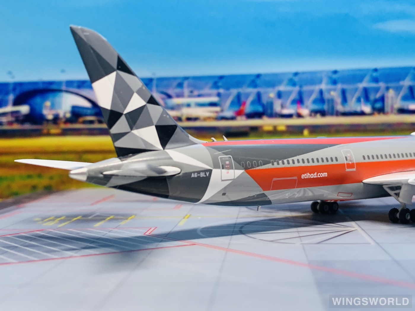 Phoenix 1:400 PH04243 Etihad Airways 阿提哈德航空 Boeing 787-9 A6-BLV
