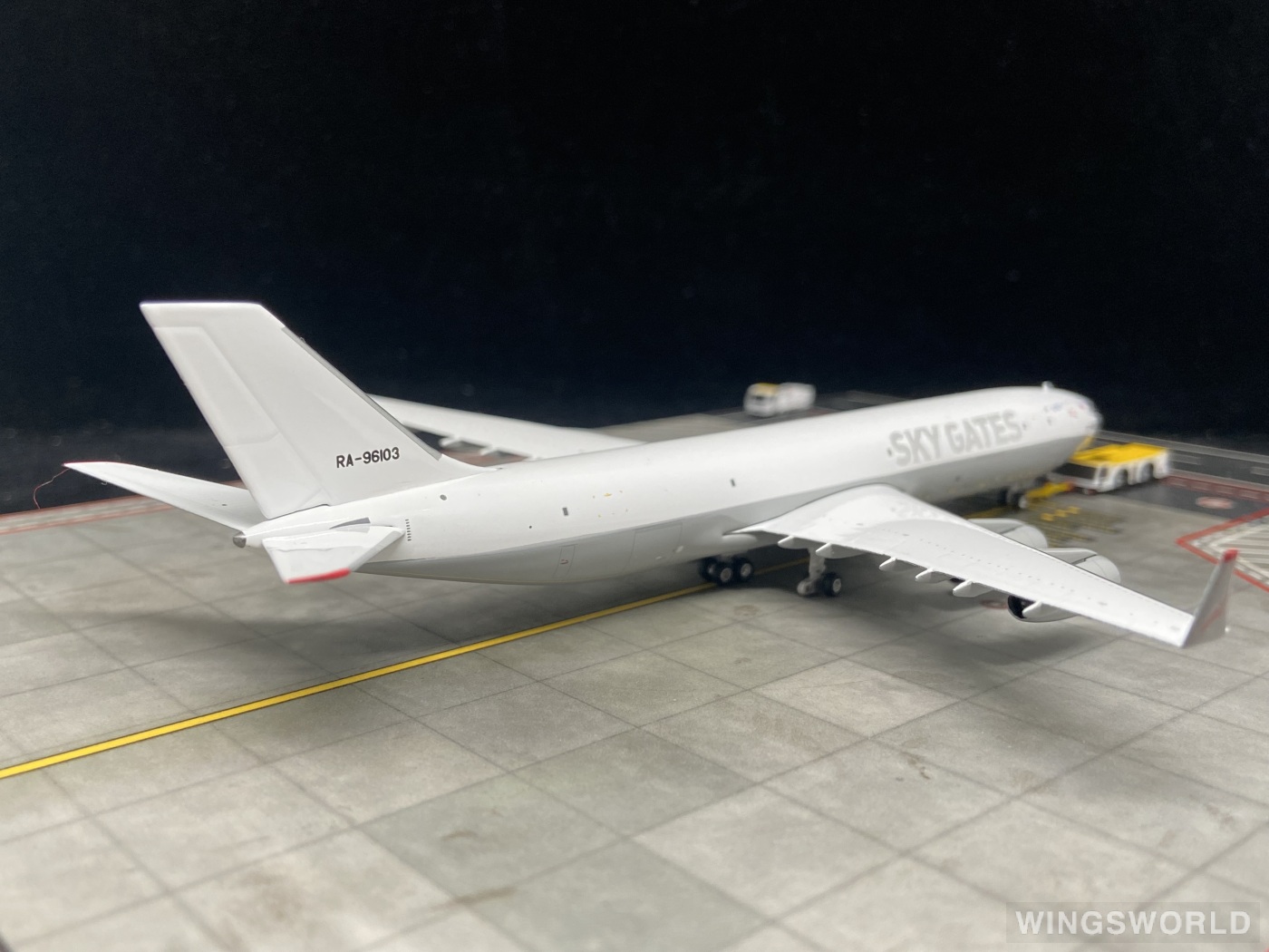 Phoenix 1:400 PH11936 Sky Gates Airlines Ilyushin Il-96 RA-96103